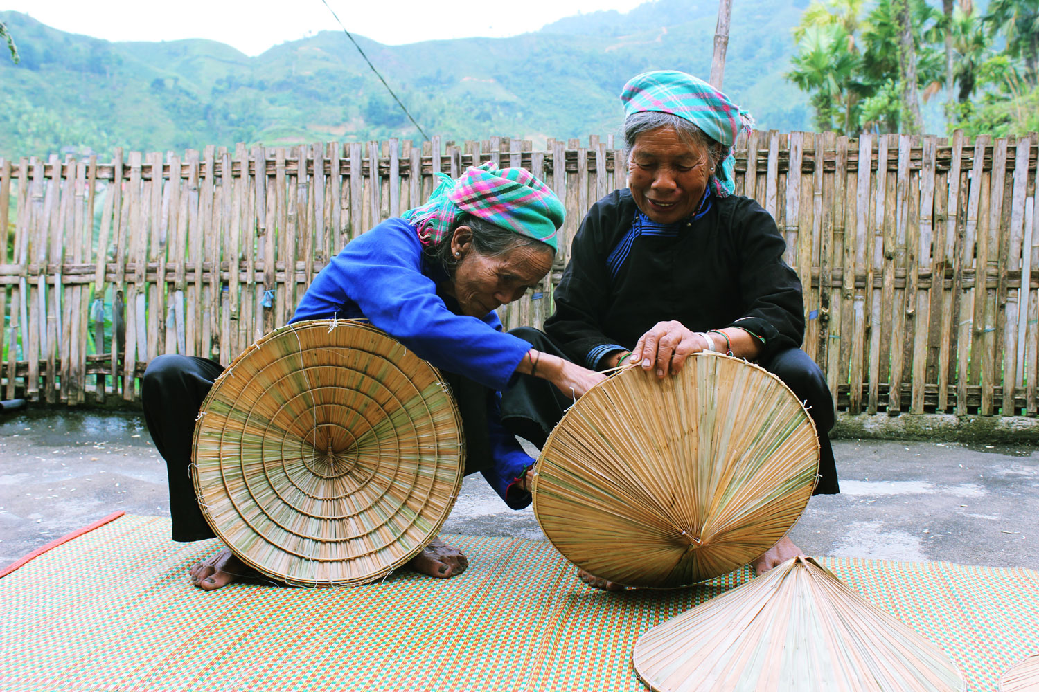 Làm nón người Tày